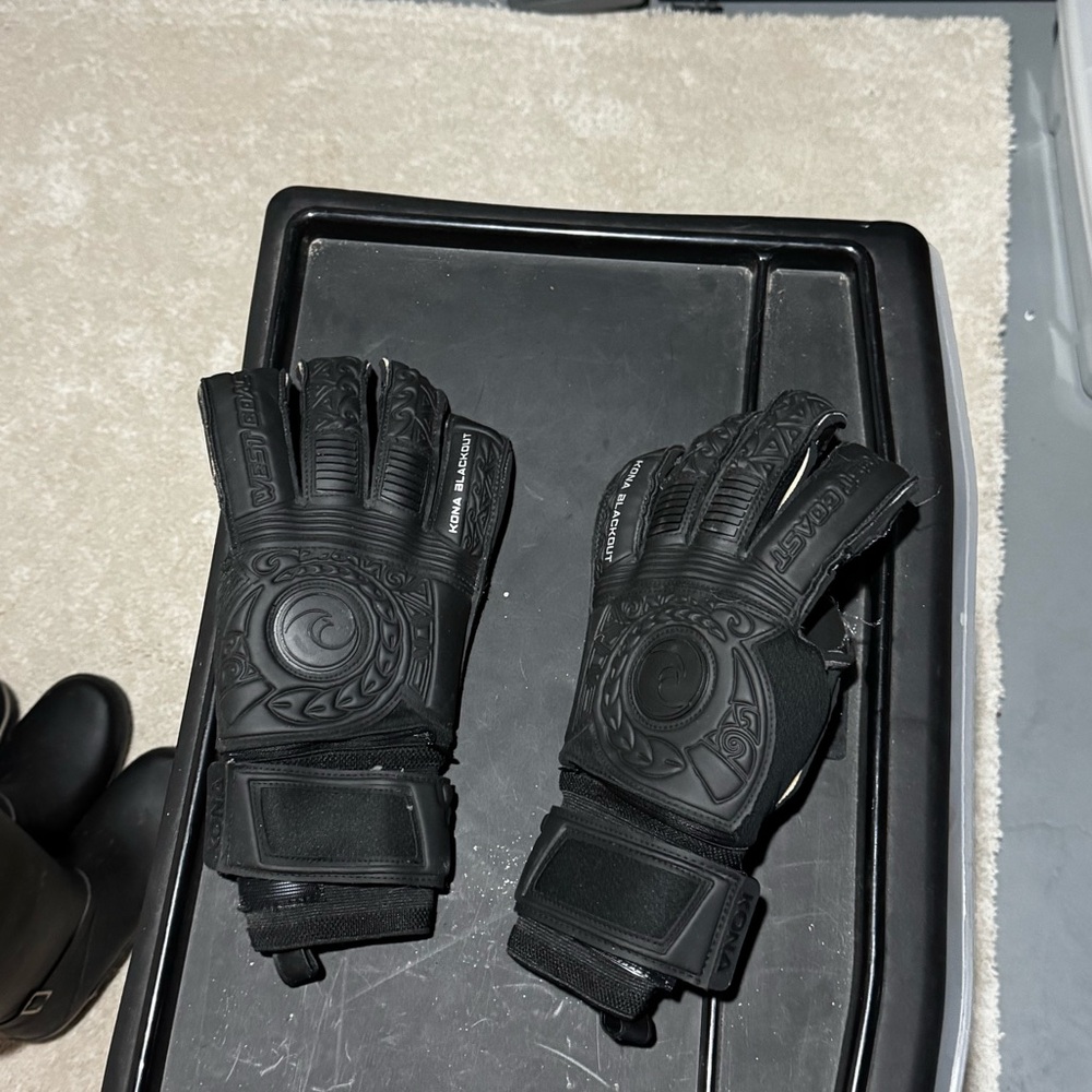 Kona blackout elite goalkeeper gloves, used